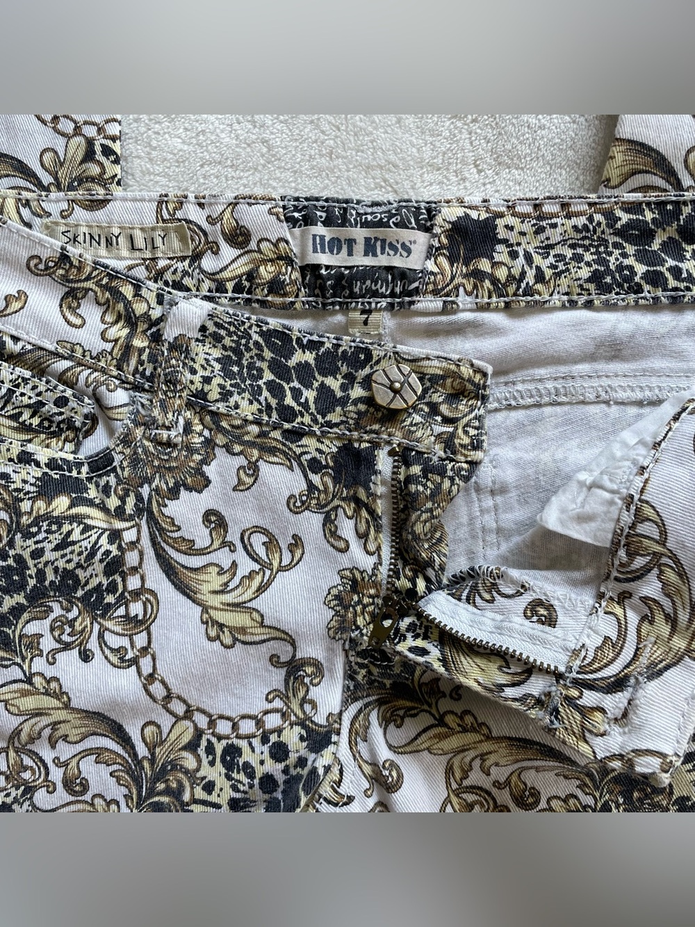 HOT KISS Skinny Lilly White and Gold Decor Print Jeans size 7 - Picture 3 of 13